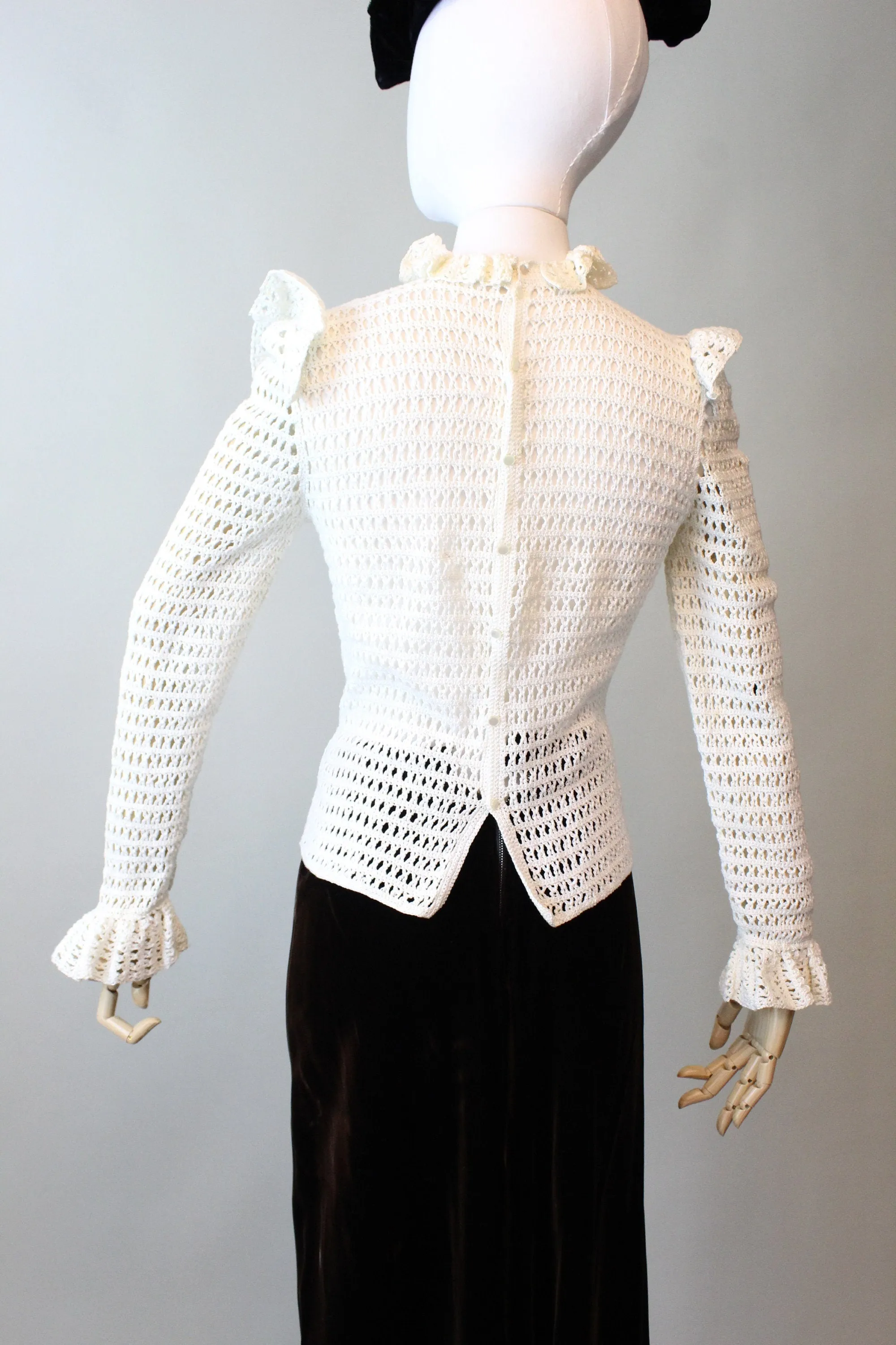 1970s COTTON CROCHET exaggerated shoulders blouse xs | new spring summer