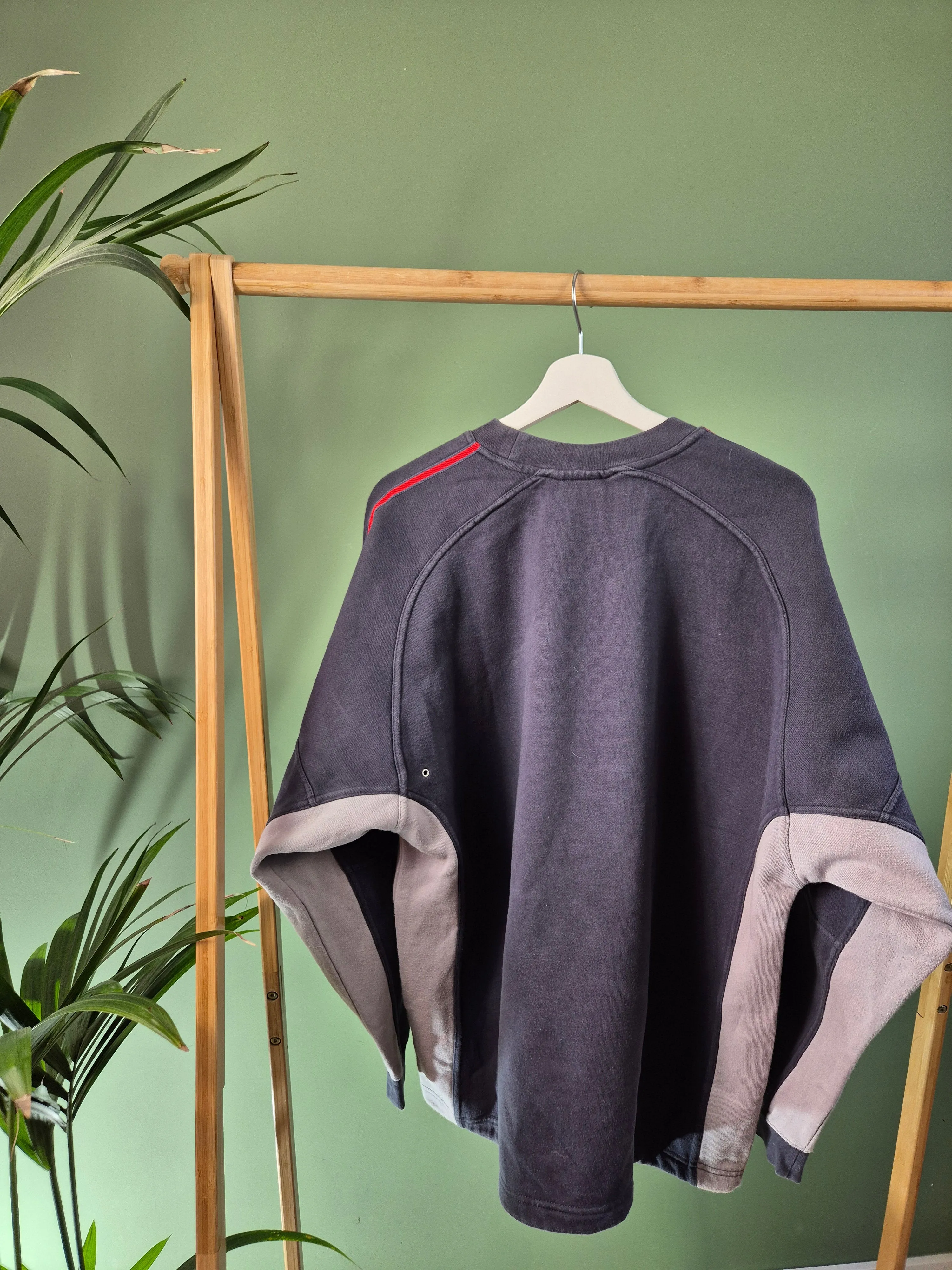 Adidas 90s chest logo sweater maat M