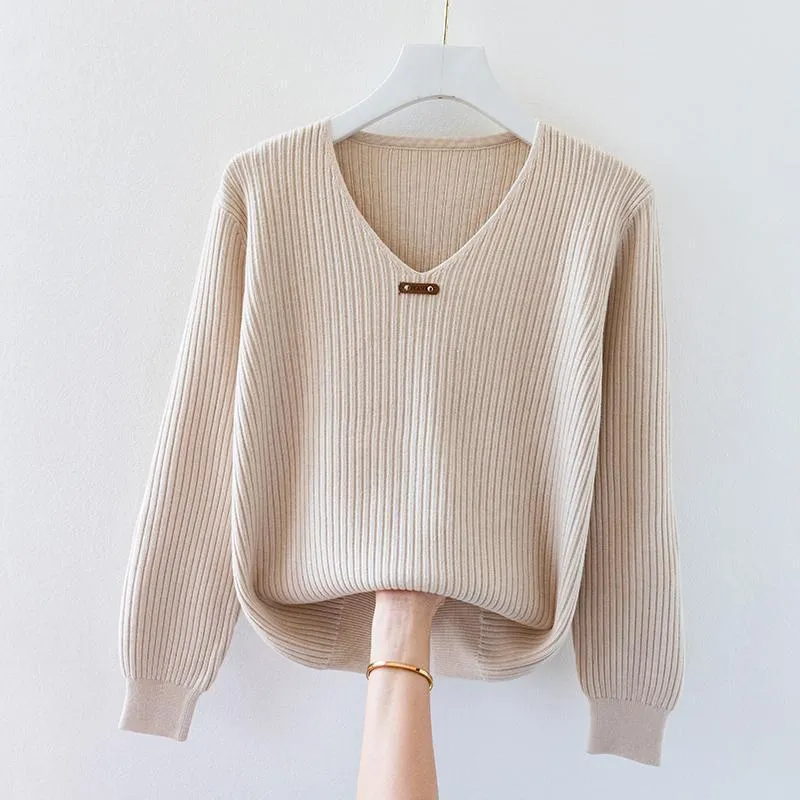Emma – stylish t-shirt with v-neck for spring