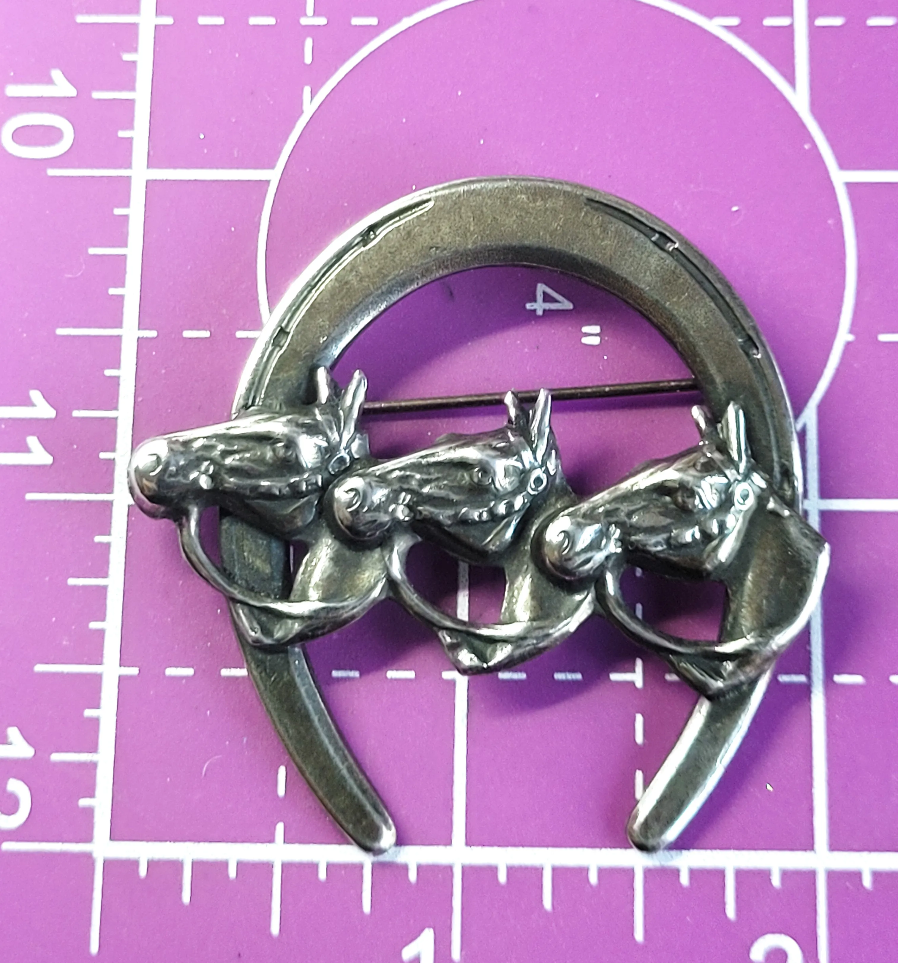 Equestrian triple horse bridle silver toned vintage horseshoe brooch pin
