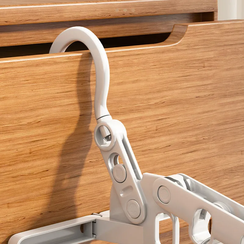Foldable and portable hanger – Ideal for travel 