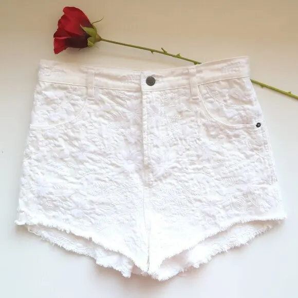 Free People White Embroidered High Waist Denim / Jean Shorts Size 29