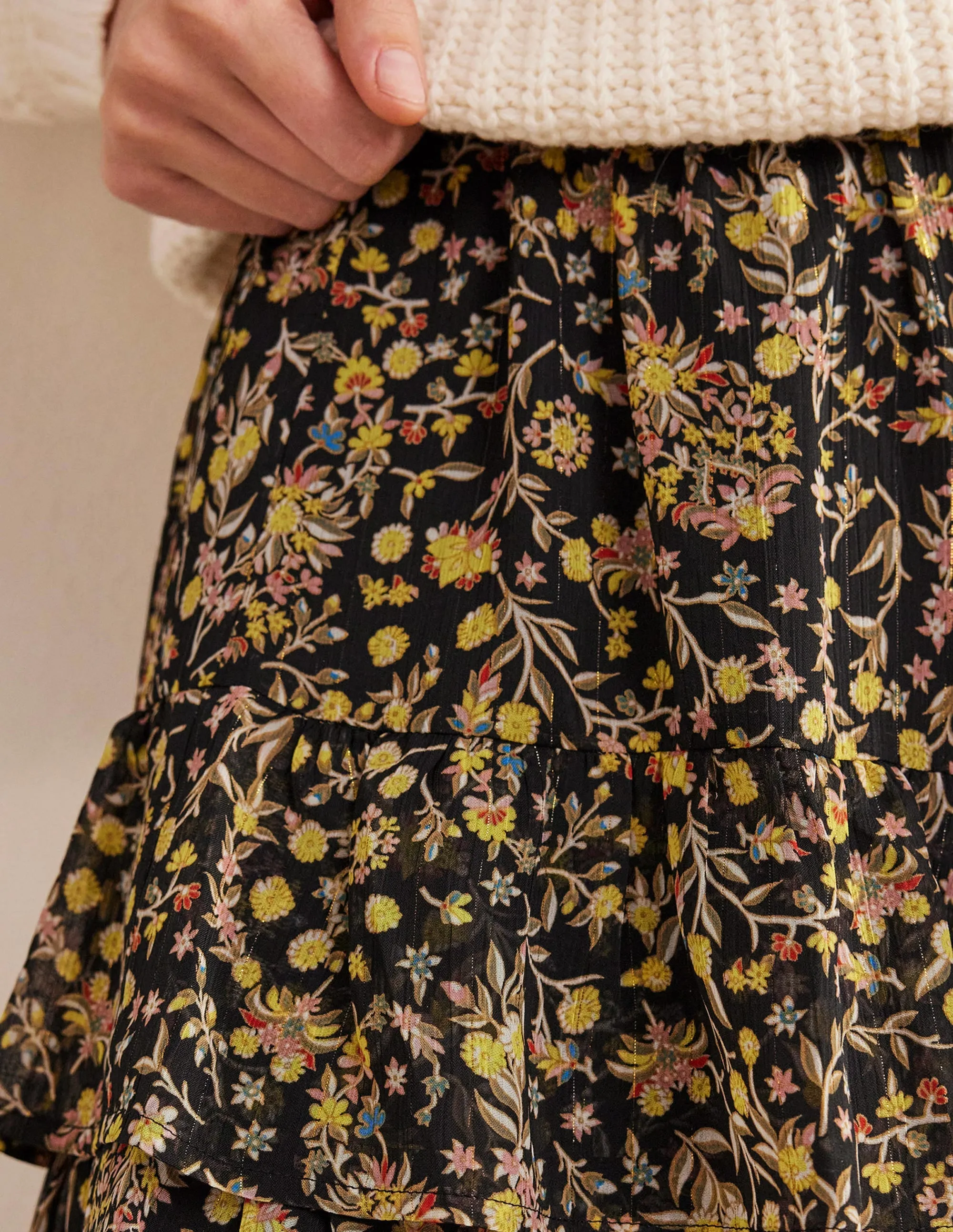Minirock mit Rüschen-Schwarz, Wildblumen-Paisleymuster