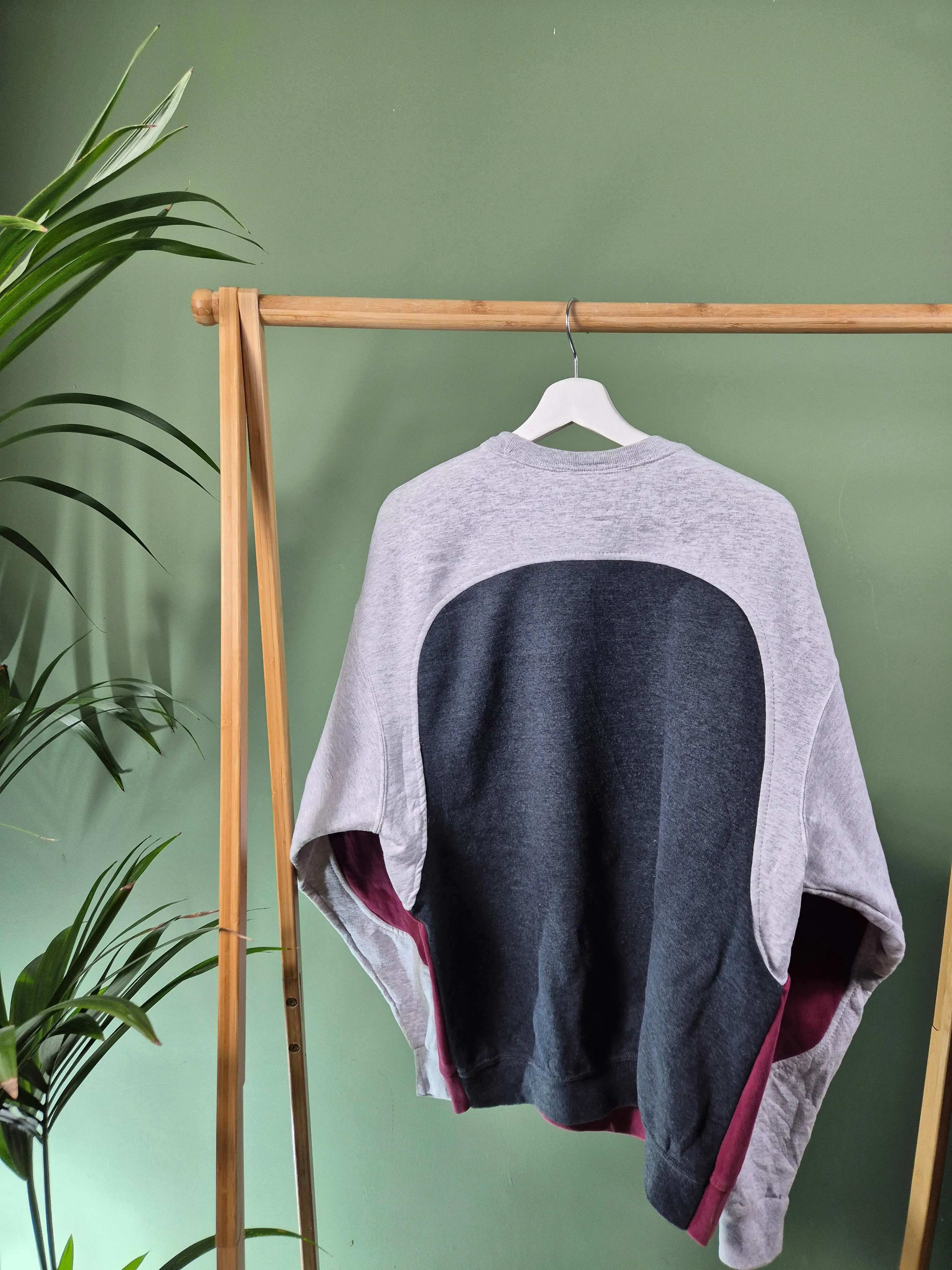 Nike 90s spell out rework sweater maat L