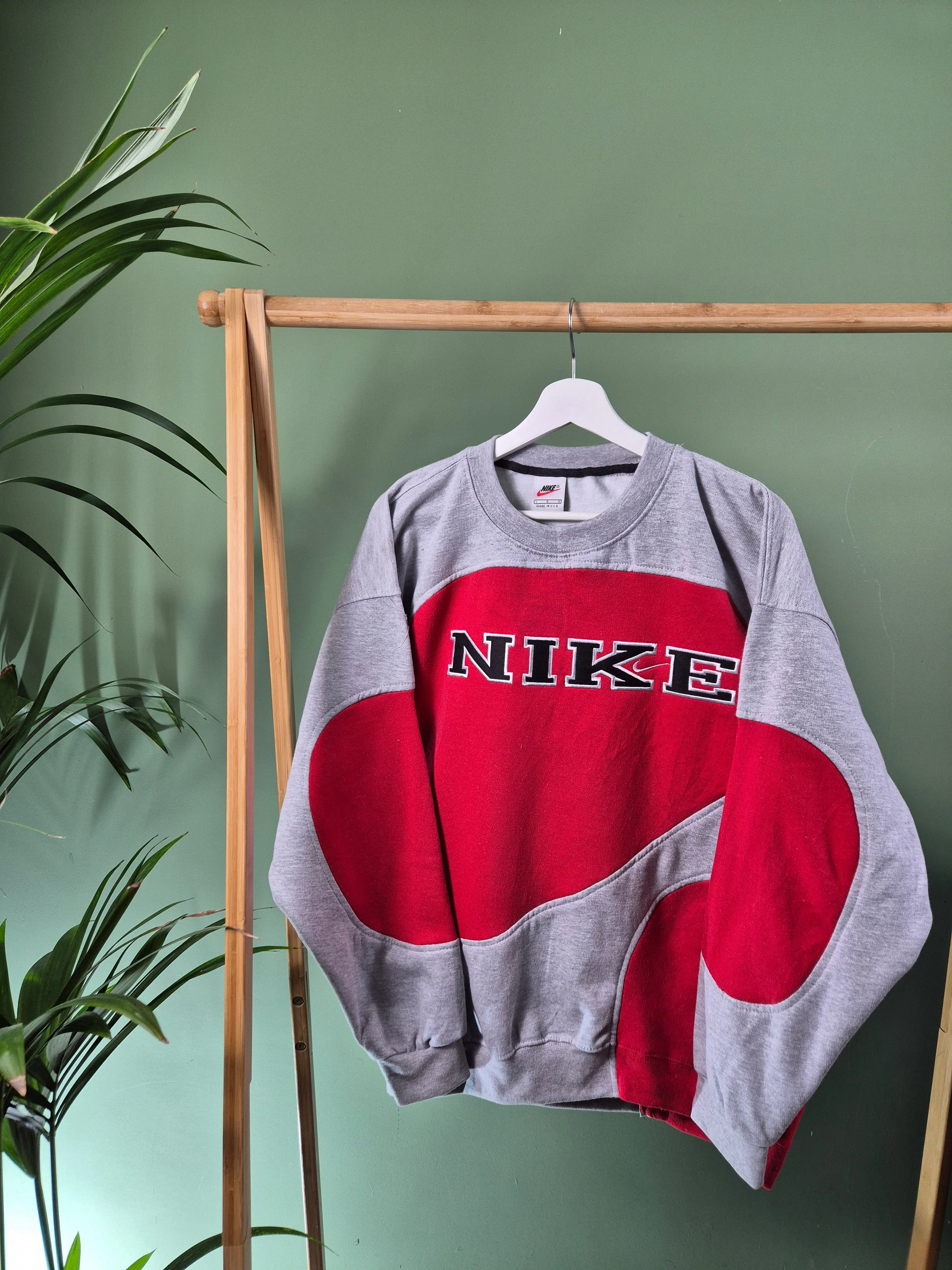Nike 90s spell out sweater maat L