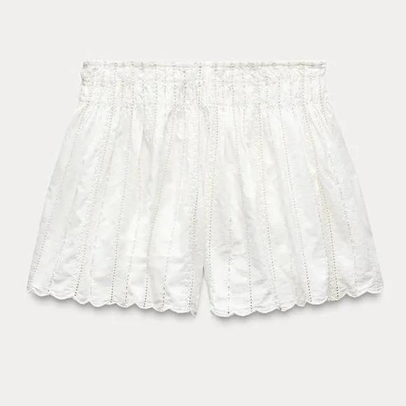 NWT Zara Eyelet Embroidered Scalloped Ruffle Shorts in Cream - M