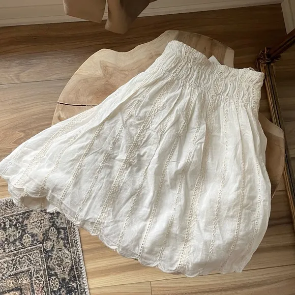 NWT Zara Eyelet Embroidered Scalloped Ruffle Shorts in Cream - M