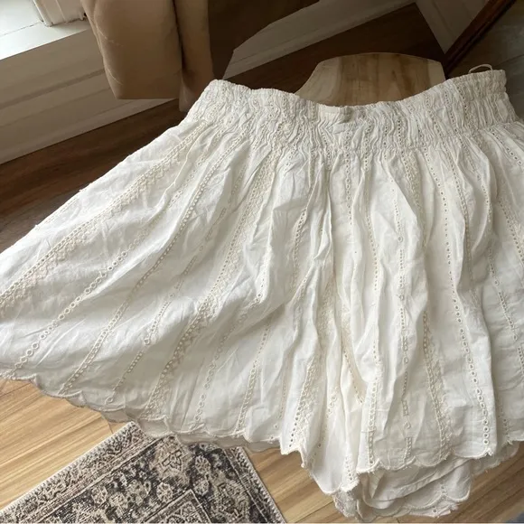 NWT Zara Eyelet Embroidered Scalloped Ruffle Shorts in Cream - M