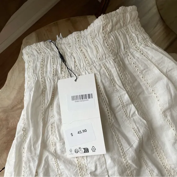 NWT Zara Eyelet Embroidered Scalloped Ruffle Shorts in Cream - M