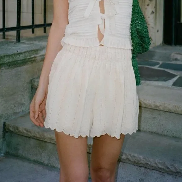 NWT Zara Eyelet Embroidered Scalloped Ruffle Shorts in Cream - M