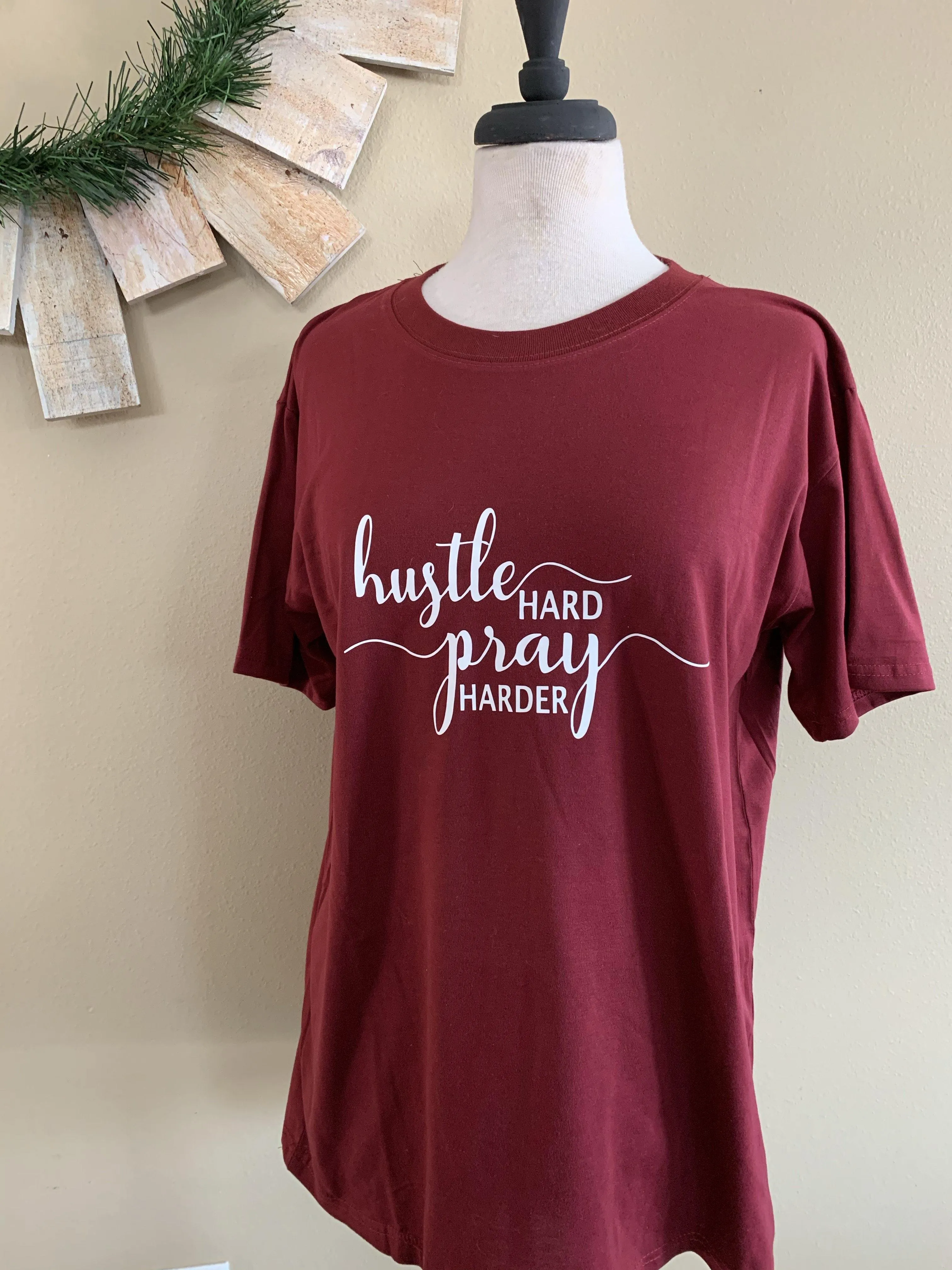 T-shirts Hustle hard PRAY harder S - 3XL. Pink, black, gray, white, yellow or maroon.
