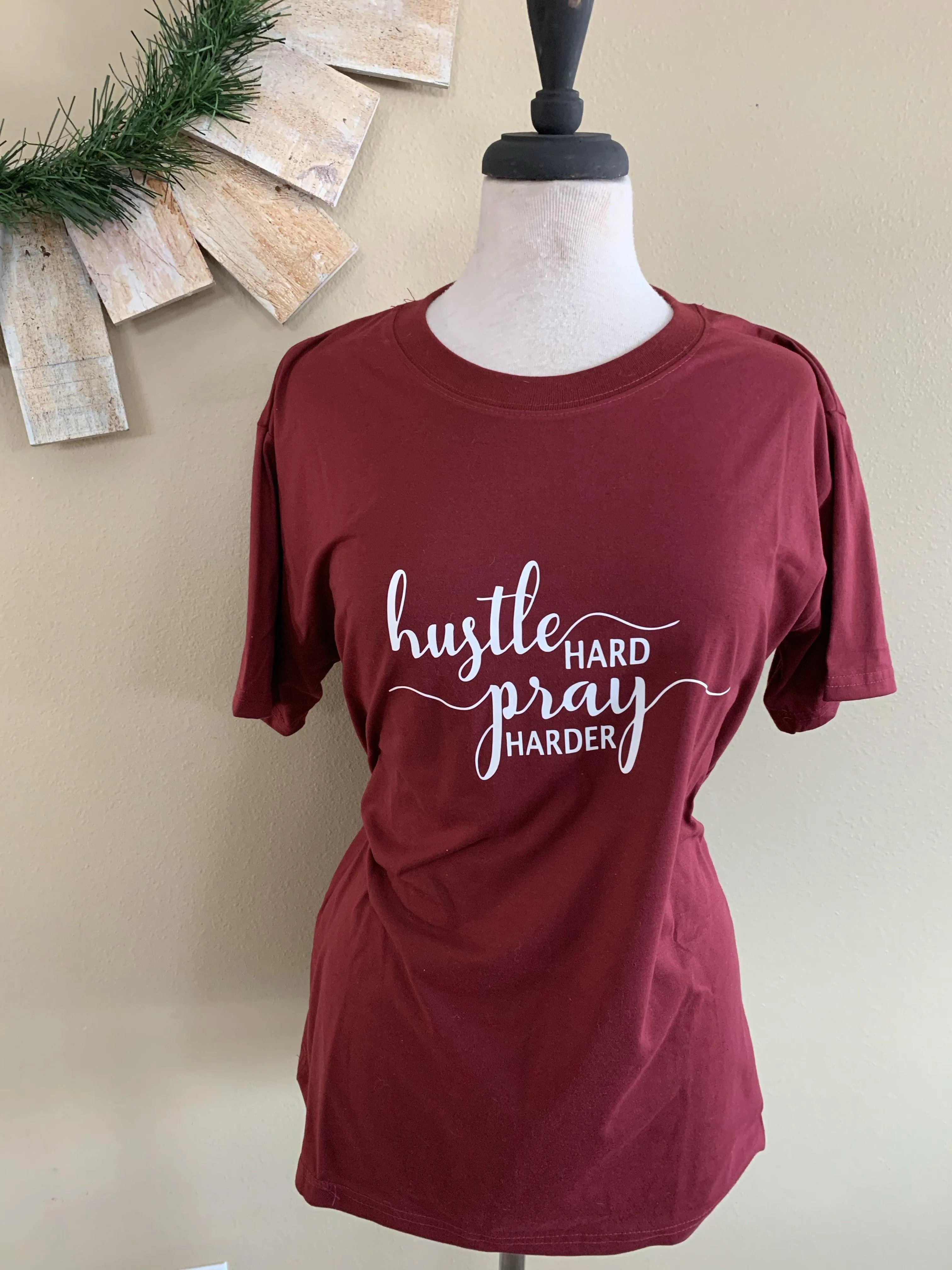 T-shirts Hustle hard PRAY harder S - 3XL. Pink, black, gray, white, yellow or maroon.