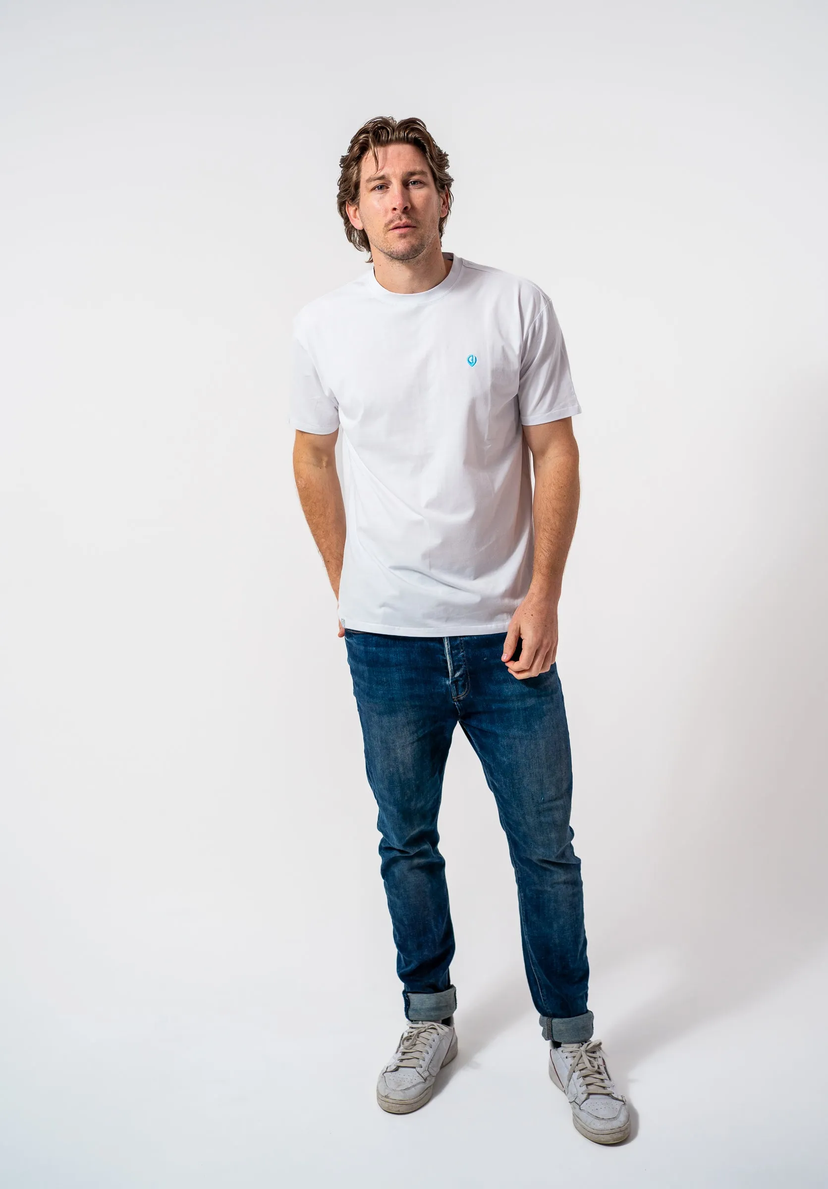 The Dexter - Classic fit T-shirt in White with Cyan Blue accents